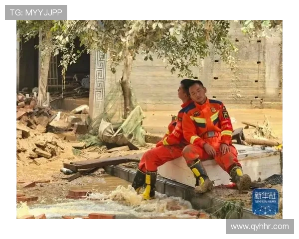 洪水中的生命托举：榕江消防员用身躯筑起 “避风港”